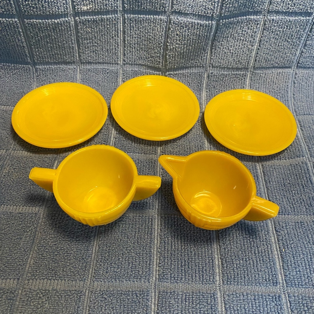 Akro Agate slag glass child’s creamer, sugar & 3 plates. Vintage, Art Deco style